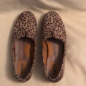 Born leopard print flats.